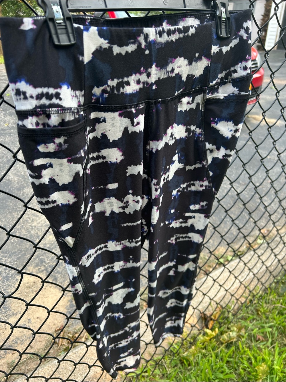 NWOT LIVI Active Printed Cropped Leggings, Side Pockets, High Waisted